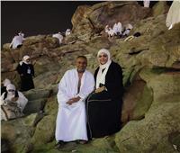 محمود عبد المغني يؤدي مناسك الحج مع زوجته