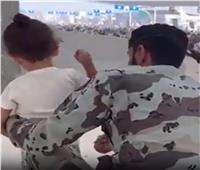 فيديو| رجل أمن سعودي يساعد طفلة على رمي جمرة العقبة