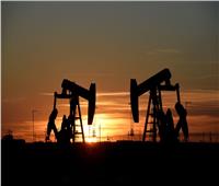 «النفط» يغلق مرتفعا‭ ‬بعد جلسة متقلبة