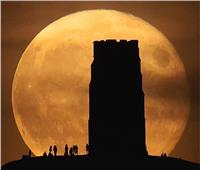 «باك مون»..القمر العملاق يضئ السماء الليلة
