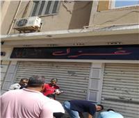 حملة مفاجئة بحى شمال مدينة المنيا تغلق مقهيين وتوقف تحويل شقة إلى تجاري