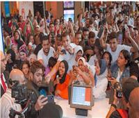 تامر حسني يثير ضجة بعد حضوره فيلم «تاج» في سينما مول مصر