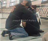 حزنًا على صديق العمر.. انهيار حميد الشاعري ومحمد محيي في جنازة علاء عبد الخالق