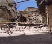 محافظ الإسكندرية يتابع تداعيات حادث انهيار عقار قديم بحي الجمرك| صور
