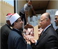 وزير الأوقاف ومحافظ القاهرة يشهدان تسليم 2 طن لحوم من «صكوك الأضاحي»