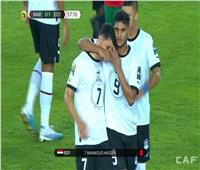 محمود صابر يتلقى البطاقة الحمراء بعد تسجيله هدفًا عالميًا أمام المغرب