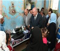 تسليم أول ماكينة حياكة ضمن المشروع القومي لتنمية الأسرة المصرية في قنا 