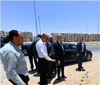 وزير الإسكان يتفقد مشروعات تطوير محاور الطرق بالقاهرة الجديدة | صور