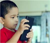 للأمهات.. 6 طرق يؤثر بها استخدام الهاتف الذكي على الصحة العقلية للطفل