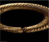 العثور على مشط وخاتم ذهبي يعود تاريخهما لـ 3000 عام 