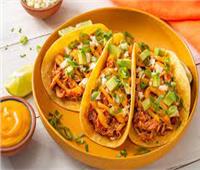 لعشاق الأكلات السريعة.. من المطبخ المكسيكي طريقة "التاكو بالدجاج" الشهية 