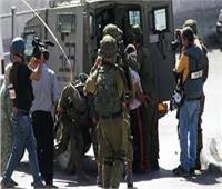 الاحتلال الإسرائيلي يعتقل 9 فلسطينيين من الضفة الغربية .. ومُستوطنون يختطفون أسيرًا مُحررًا