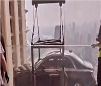 رجل أعمال صيني يرفع سيارة رولز رويس إلى شرفة منزله 