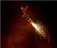 طار على ارتفاع 40 مترا.. كواليس دخول تامر حسني حفل العلمين | فيديو