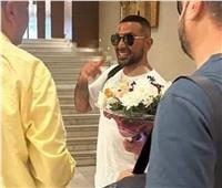 يحمل الورود| أحمد سعد يصل تونس استعداد لحفله الغنائي بمهرجان قرطاج اليوم