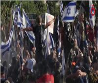 المُحتجون الإسرائيليون يغلقون مداخل الكنيست لمنع التصويت على مشروع قانون يستهدف القضاء