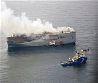ترقب بدء عملية سحب سفينة الشحن المحترقة قبالة هولندا
