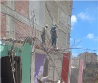 انتهاء إزالة 6 طوابق من العقار المائل في الإسكندرية | صور 