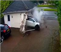 حادث مروع.. سيارة فارهة تخترق منزلاً في بريطانيا| فيديو