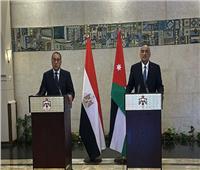رئيس وزراء الأردن: بحثنا مع مصر ضمان انسيابية مرور الشاحنات بدون أي عوائق