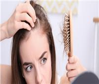 بخطوات بسيطة.. كيف تفرقي بين تساقط الشعر الطبيعي والمرضي؟