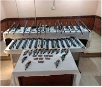 الأمن العام يضبط 30 متهمًا و43 سلاحًا ناريًا في حملة بأسيوط