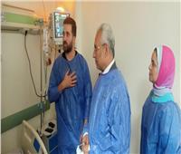 رئيس جامعة المنيا يزور أحد الطلاب الوافدين بالمستشفى الجامعي