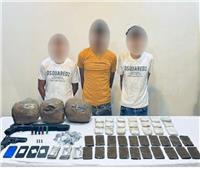القبض على 3 عاطلين بـ15 كيلو مخدرات وأسلحة نارية بدمياط 