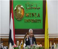 رئيس جامعة المنيا يناقش استعدادات العام الجديد ويوجه بالالتزام بالخطة الزمنية 