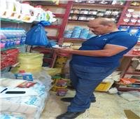 ضبط مواد غذائية منتهية الصلاحية وسجائر بدون فواتير بالإسكندرية