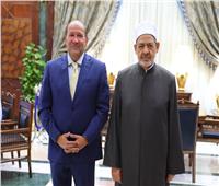 الإمام الأكبر يستقبل السفير هشام بدر المشرف العام على جائزة مصر للتميز الحكومي 