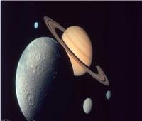 هل يصطدم كوكب زحل بالقمر؟.. «البحوث الفلكية» توضح الحقيقة
