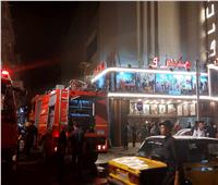3 سيارات إطفاء لإخماد حريق بمحل في محطة الرمل بالإسكندرية
