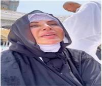 ممثلة شهيرة تعتنق الاسلام وتبكي أثناء تأدية العمرة | صور