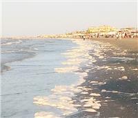 «الزَبَد» يظهر فى بورسعيد| خبراء بيئة: ظاهرة تحدث خلال دورة نظافة البحار والمحيطات