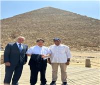  وزير خارجية اليابان ينبهر بضخامة «هرم خوفو» ويلتقط صورا للذكرى خلال زيارته لمصر