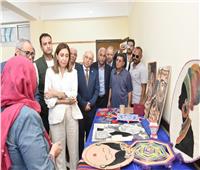 وزيرة الثقافة ومحافظ شمال سيناء يفتتحان معرضًا للحرف التراثية 