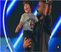 أحمد سعد يغني مع طفل من ذوي الهمم: ضحكتك أحسن من كل نجاحات حياتي 