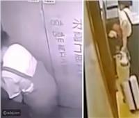 امرأة تلد طفلاً داخل مصعد وتلقيه في القمامة بالصين | فيديو