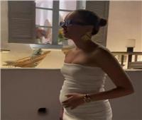 بالفيديو|«أنا حامل».. سيدة بريطانية تتظاهر بالحمل لإخفاء «الكرش»