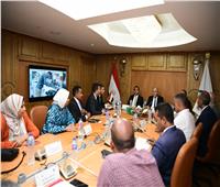 محافظ قنا يستقبل وفدًا من أعضاء المبادرة الوطنية لتطوير الصناعة المصرية