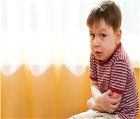 10 أعراض خطيرة لآلام البطن عند الأطفال