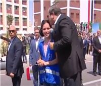 الرئيس السيسي يقبل رأس طفلة تبكي أثناء جولته ببني سويف| فيديو