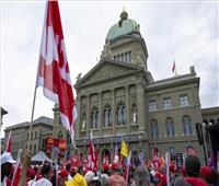 تظاهر الآلاف بسويسرا للمطالبة برفع الأجور ومعاشات التقاعد