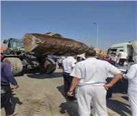 «مرور الغربية» يرفع أثار حادث كوبري الدلجمون ويعيد تسيير حركة السيارات