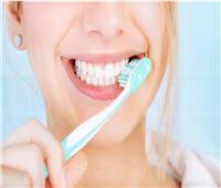 ما فائدة تنظيف الأسنان والأنف قبل النوم؟.. طبيب يجيب