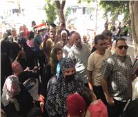 صور| إقبال كثيف للمواطنين أمام الشهر العقاري بالزيتون لتحرير توكيلات للرئيس السيسي 