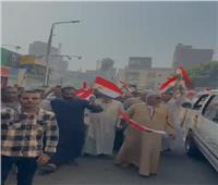 رجال الجيزة في ملحمة حب وتأييد للرئيس السيسي أمام الشهر العقاري| فيديو