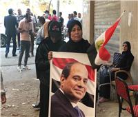 المرأة تشارك في ملحمة حب ودعم الرئيس السيسي أمام مكاتب توثيق التوكيلات
