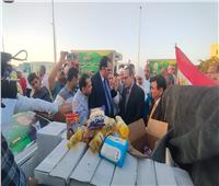 «هدية الرئيس».. إقبال كبير على سيارات قافلة المواد الغذائية لأبناء سيناء